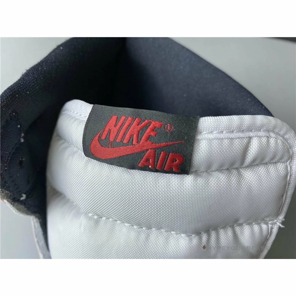 Air Jordan 1 High ‘Light Smoke Grey’